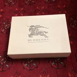 BURBERRY BIG GIFT BOX